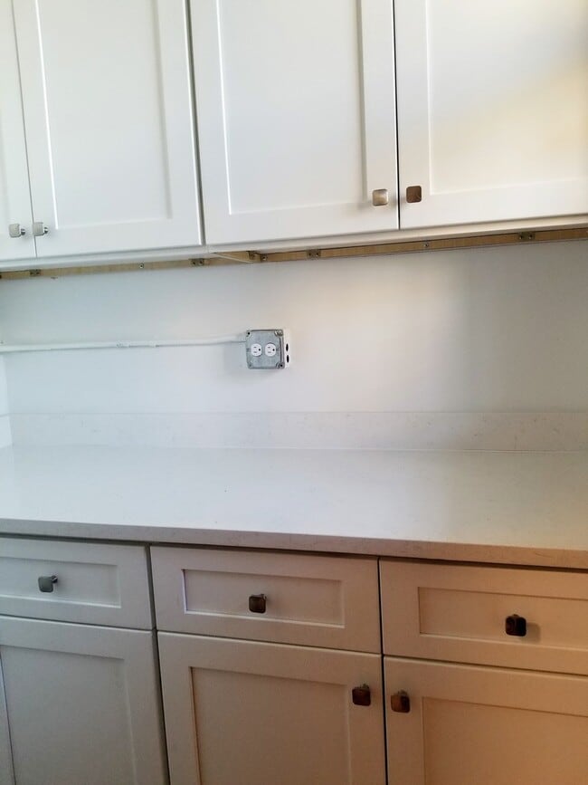 Building Photo - 2152 W Iowa St