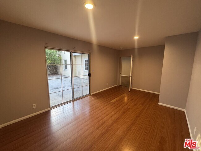 Foto del edificio - 6303 Vicland Pl