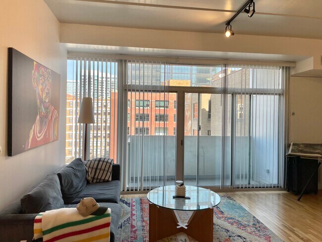Foto del edificio - 630 N Franklin St