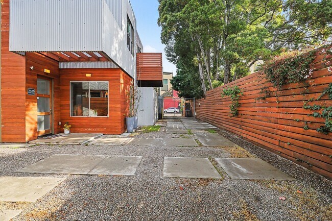 Building Photo - 3425 Louise St