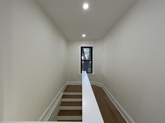 Building Photo - 4 bedroom in Chicago IL 60625