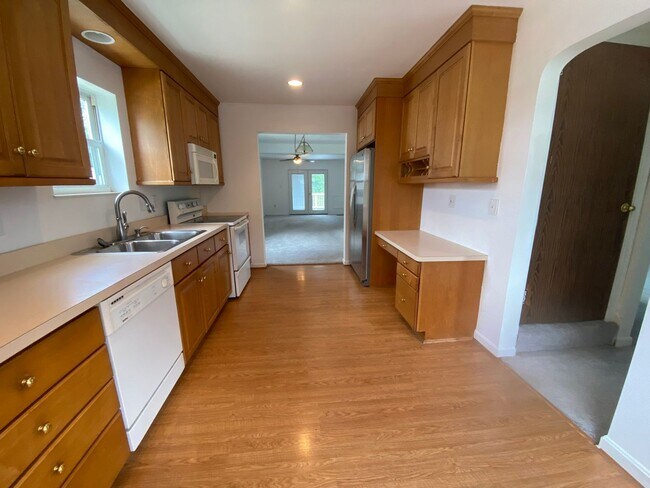 Foto del edificio - BRIDGETOWN - Charming 4 bedroom home w lots of living space.  1 car gar.  deck.