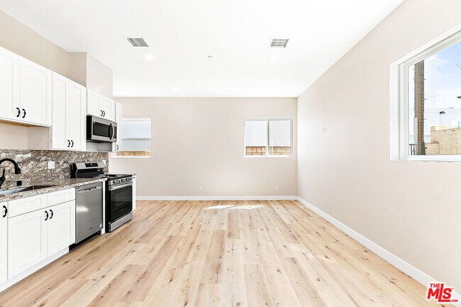 Foto del edificio - 16698 Moorpark St