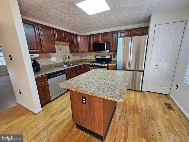 Building Photo - 703 Quiet Pond Ct