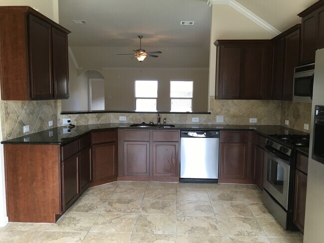 Building Photo - Great Open Floor Plan in Buda