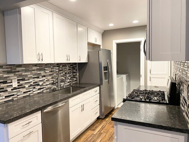 Building Photo - 320 Fireside St
