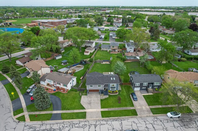 Foto del edificio - 7215 Larchwood Ln