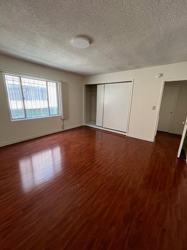 Foto del edificio - 827 N Hudson Ave
