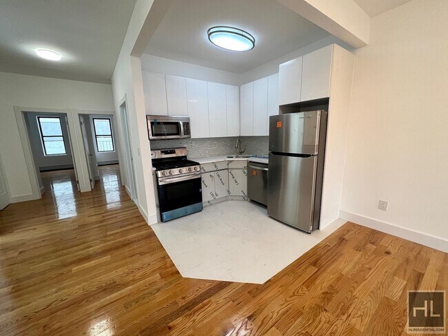 Foto del edificio - 3BR 2BA Sunny Top-Floor-Thru In Commuter H...