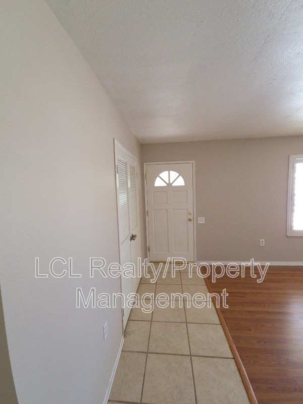 Building Photo - 26340 Harrisburg Dr