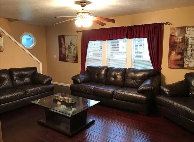 Living room/Entry room - 1415 W 9th St
