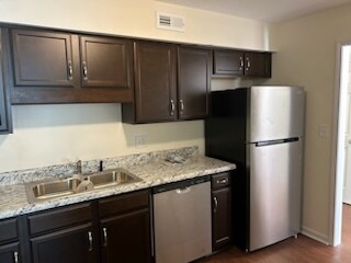 Foto del edificio - 587 Winding Creek Rd