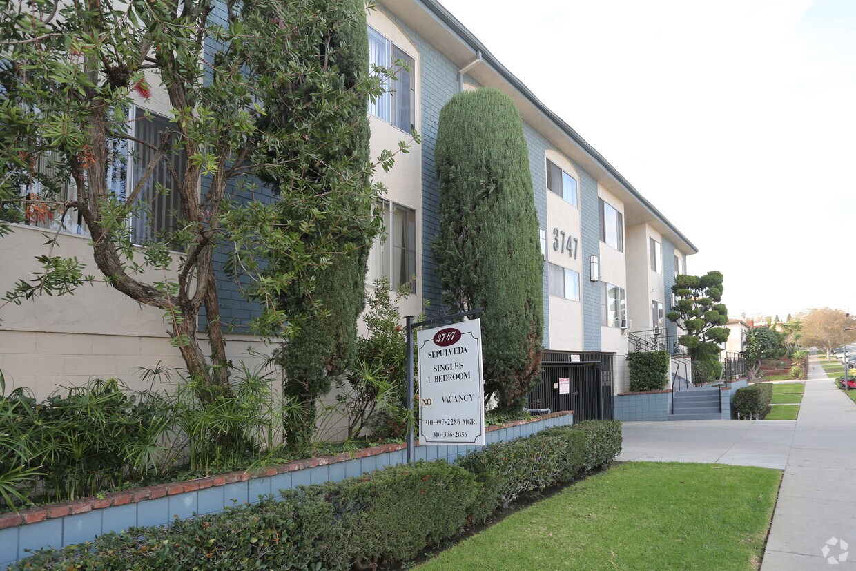 Building Photo - 3747 Sepulveda Blvd