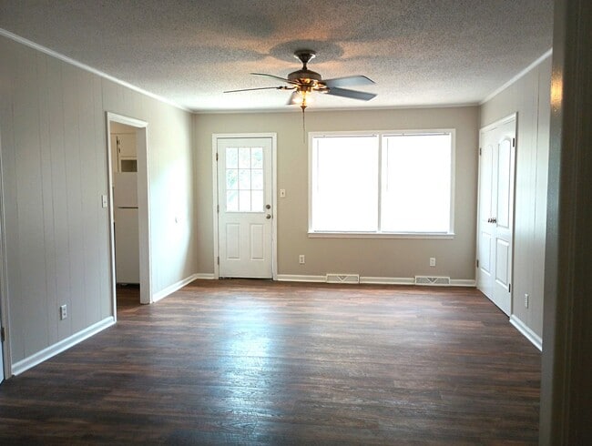 Building Photo - 4 Bedroom 3 Bath Coming Available!!