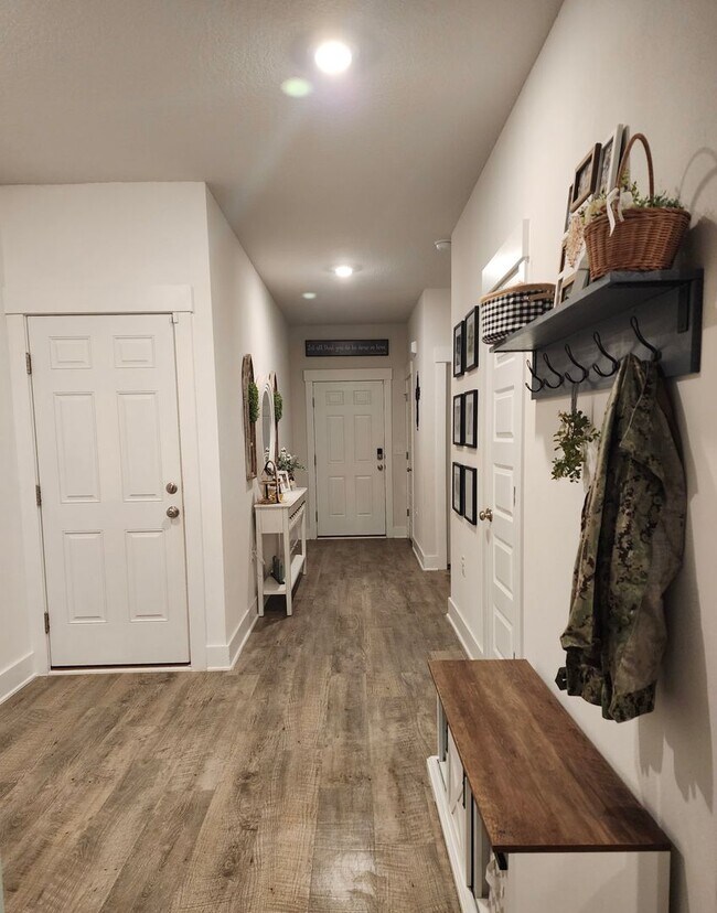 Building Photo - Power Friendly 4 Bedroom