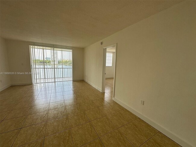 Building Photo - 2999 Point E Dr
