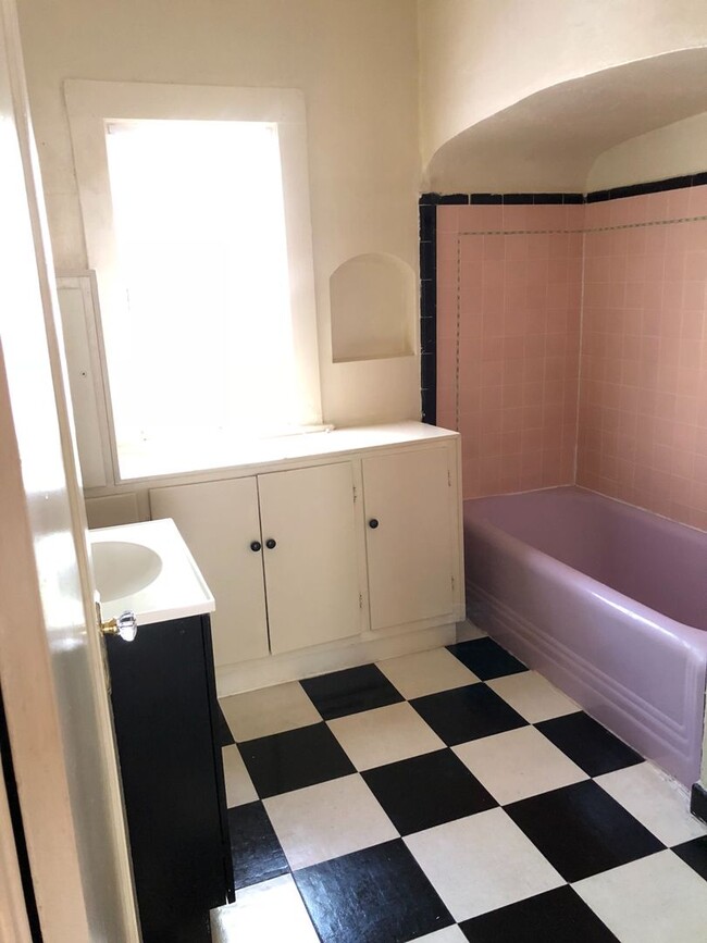 Building Photo - Adorable 7 bedroom house across from CSUC!! Available July!