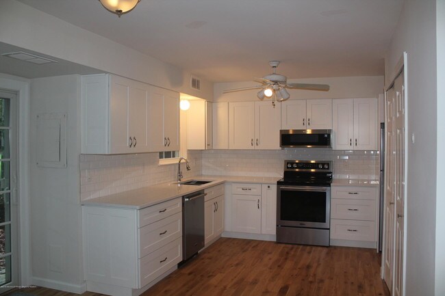Building Photo - 74 Maple Dr