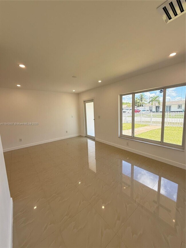 Foto del edificio - 4172 NW 201st St