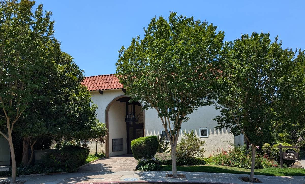 Exterior del edificio: entrada con sistema de seguridad DoorKing - Villa Antigua