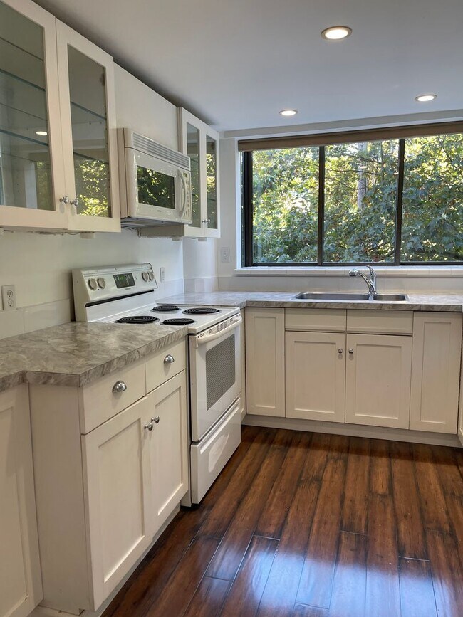 Building Photo - 2 BEDROOMS AND 1.5 BATH CONDO IN DOWNTOWN ...