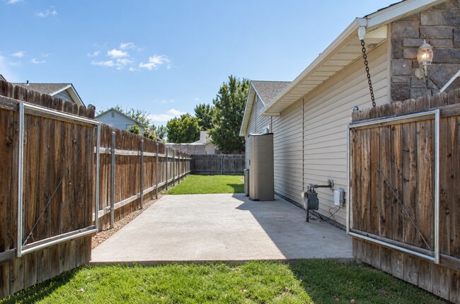 Foto del edificio - 6419 E Crestley Dr