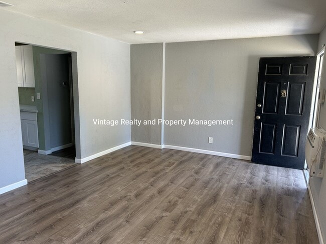 Building Photo - New On The Rental Market This Nice Single Story 3 Bedroom Home!!!