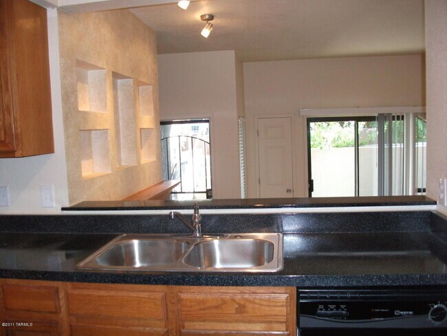 Foto del edificio - Effortless Central Tucson Living: 2BR Gem with Water/ Sewer/ Trash Included