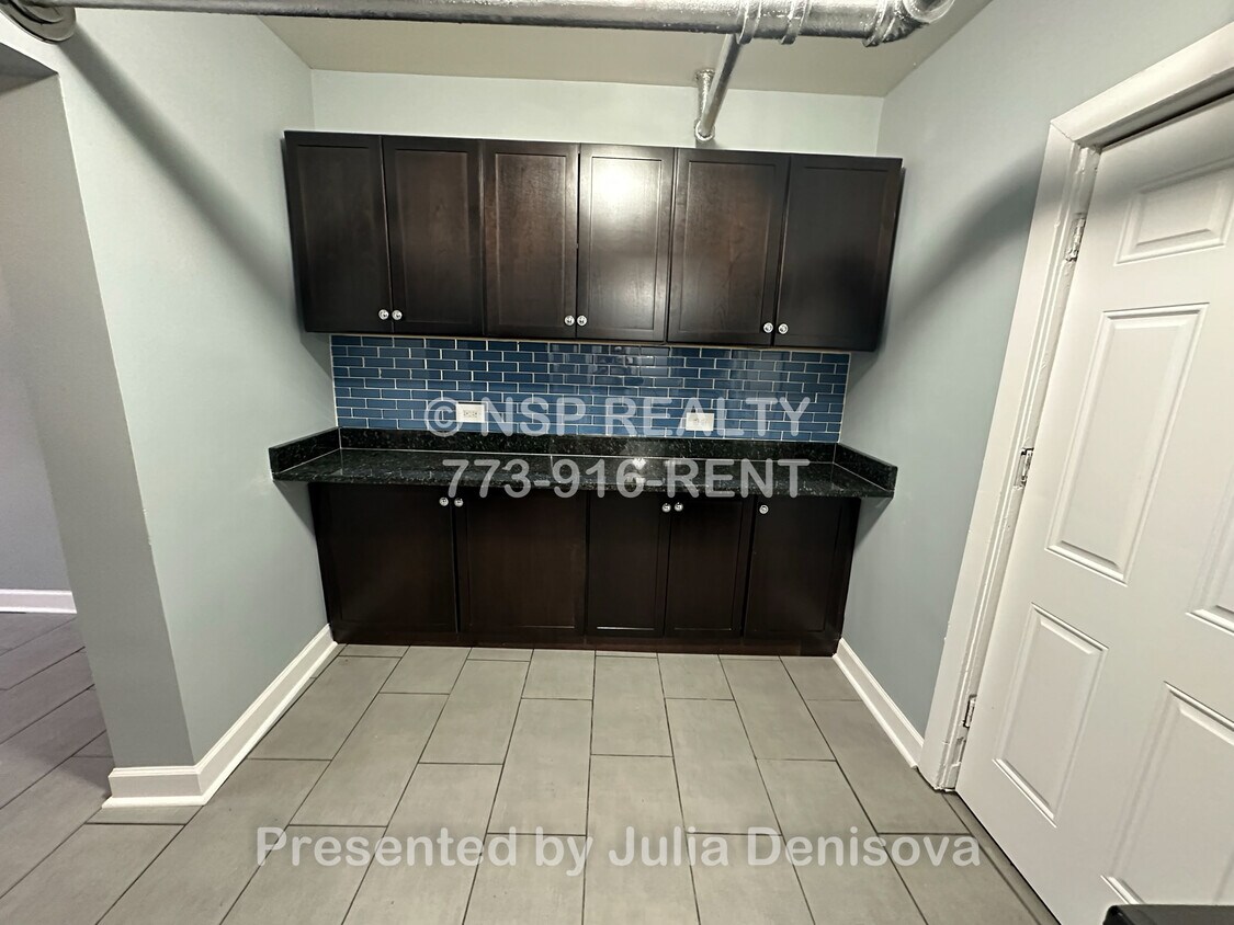 Primary Photo - 5666-5672 N Ridge Ave