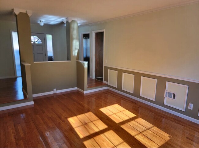 Building Photo - Spacious 3 bedroom without plenty of yard ...