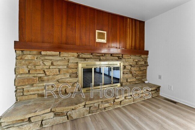 Foto del edificio - 423 Jenny Ln