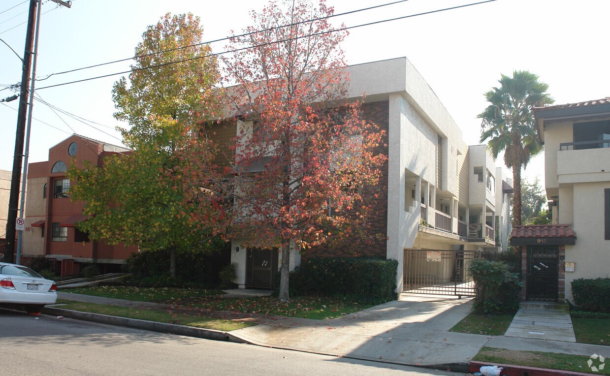 Building Photo - 1000 E Maple St