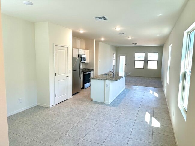 Building Photo - Beautiful new home in Bella Vista Farms, San Tan Valley! 9' ceilings, tile floors, granite counte...