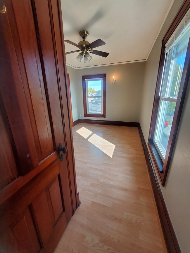 Benroom - 324A Wisconsin Ave