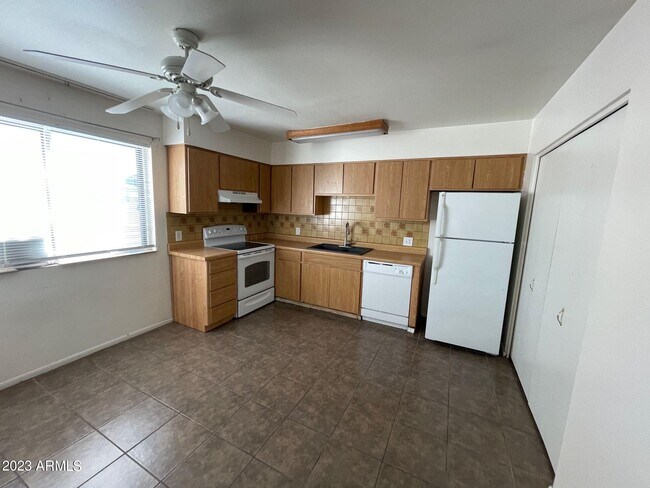 Building Photo - 10610 W Heatherbrae Dr