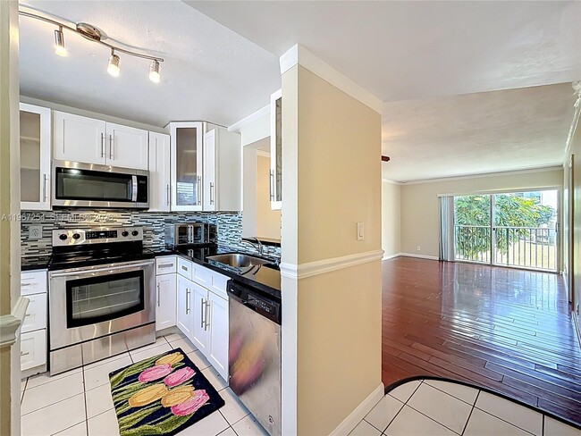 Foto del edificio - 8740 N Sherman Cir