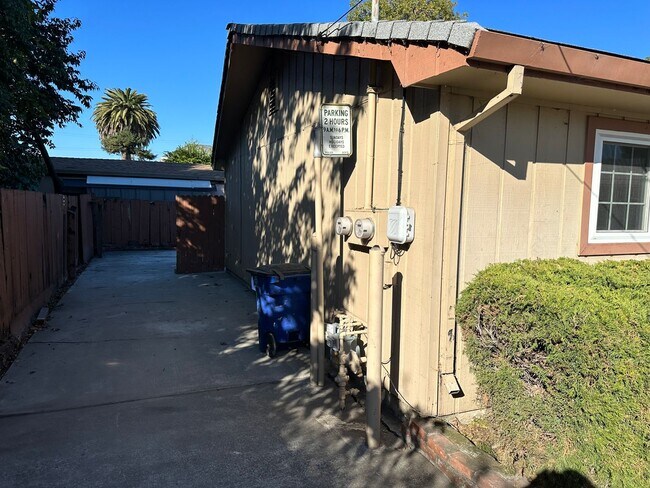 Building Photo - GREAT SAN LEANDRO LOCATION & SITUATED IN A...