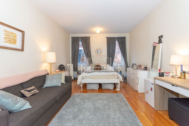 Photo - Boston University Fall 2026 Rental- 4bed / 1bath $6250 Townhome