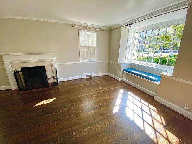Foto del edificio - Stunning 4 Bed/3.5 Bath Historic Home - Be...