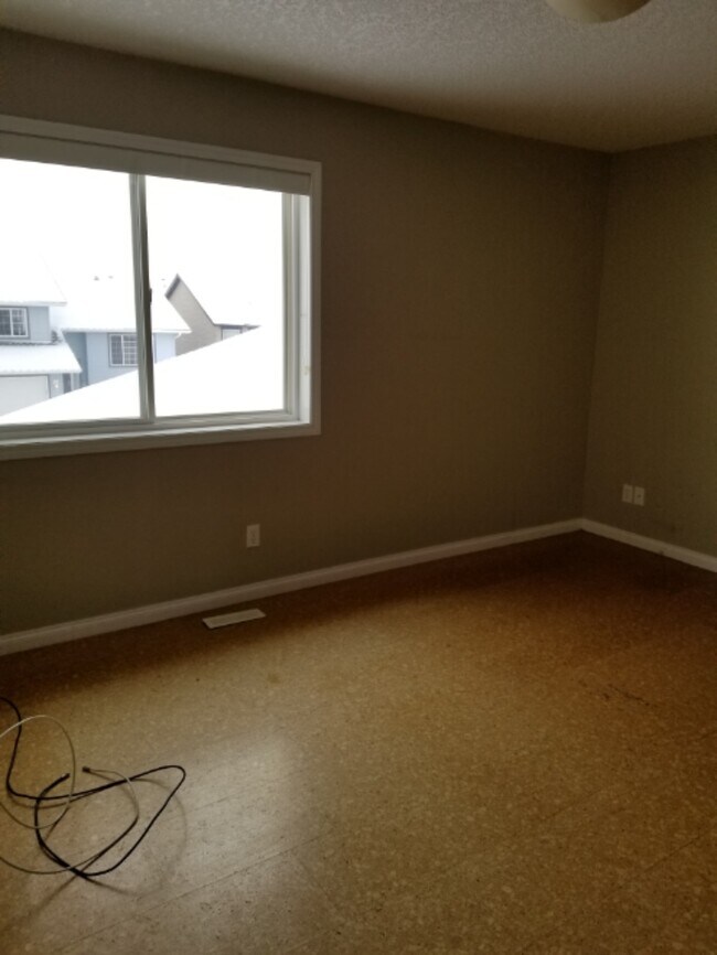 Building Photo - 3 Bed 2.5 Bath Unit in Didsbury, AB