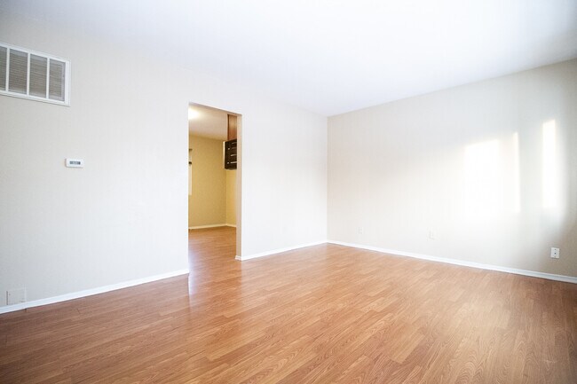 Foto del edificio - 2038 Airline Ave