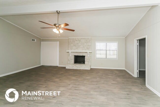 Foto del edificio - 6300 Scarletcrest Ln