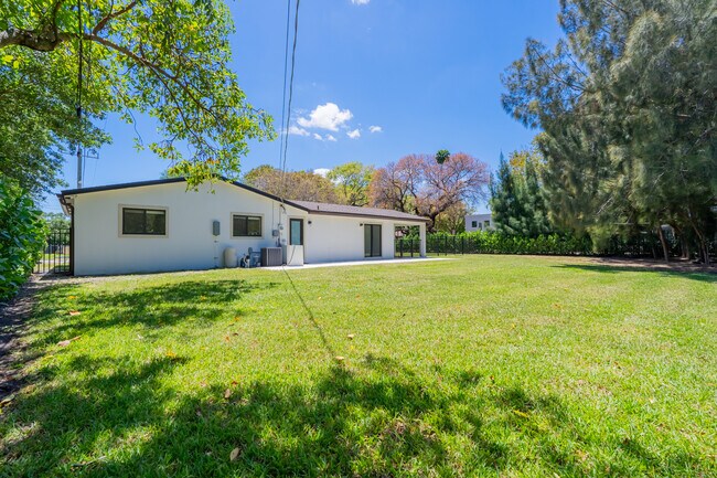 Foto del edificio - 255 Grant Dr