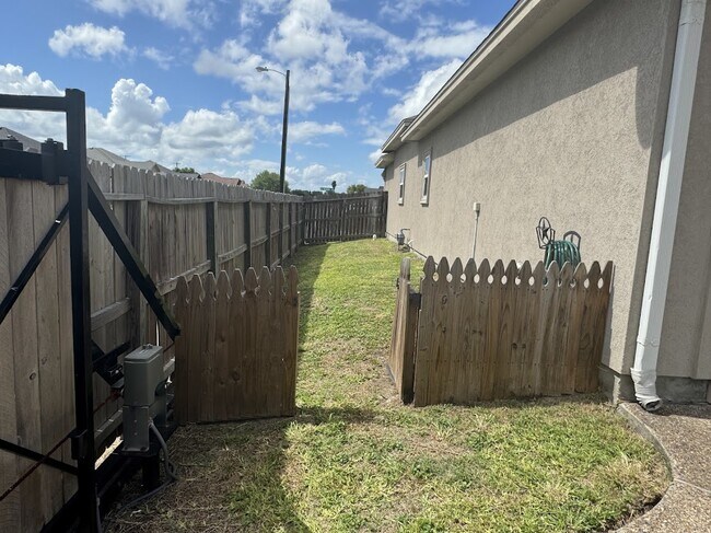 Foto del edificio - 10325 Sir Nickolas Dr