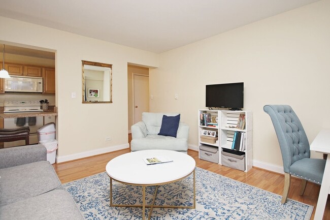 Building Photo - Student-Friendly 1800 JPA Garden Apartment...