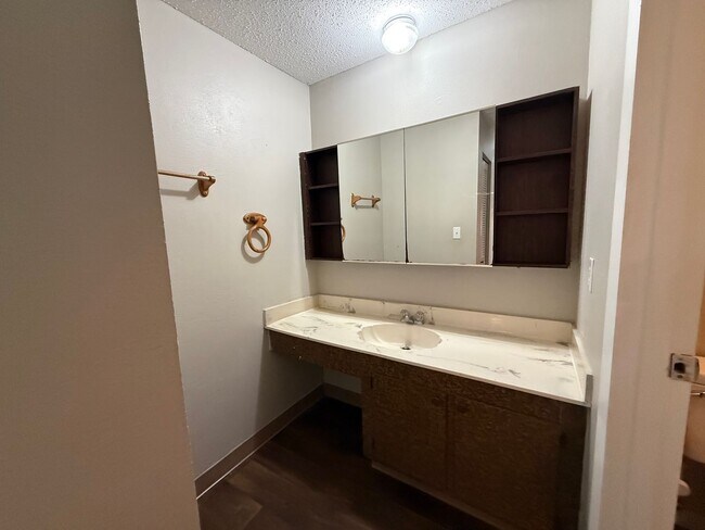 Foto del edificio - * MOVE IN SPECIAL * 1/2 OFF 2ND MONTH'S RENT!! Spacious 876 SF Unit - 2 bd / 1 ba near UF - Brand...