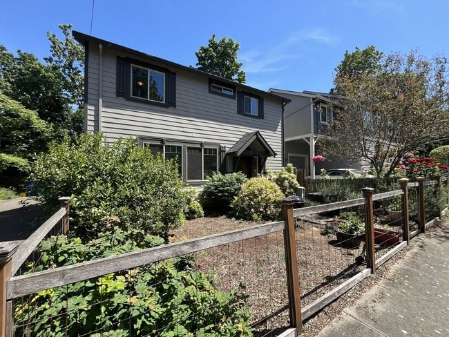 Bright and Modern North Portland Living with Three Bedrooms, Laundry Room & Attached Garage - Bright and Modern North Portland Living with Three Bedrooms, Laundry Room & Attached Garage House