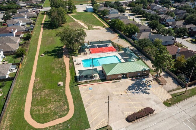 Building Photo - 28811 Fox Run Boulevard