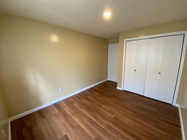 Foto del edificio - 3 Bedroom 1 Bathroom Apartment