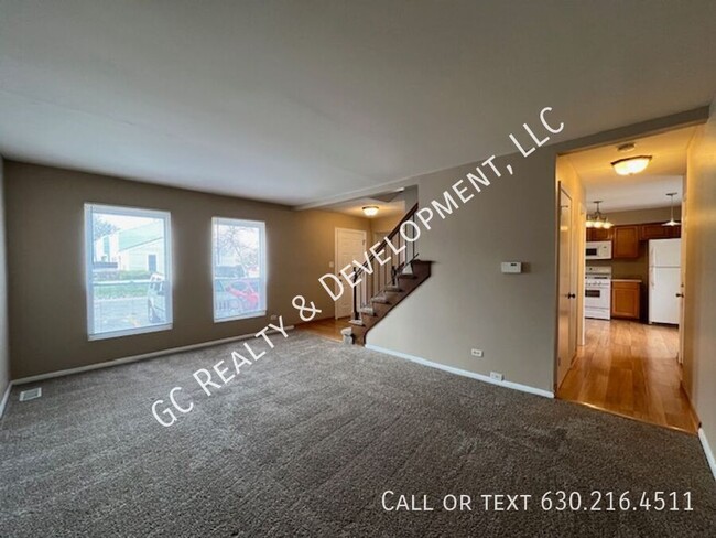 Building Photo - ***HOFFMAN ESATES TOWNHOME * 2 BDRM - 1.5 ...